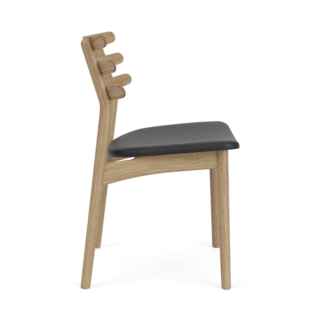 J48 Chair โดย Poul M. Volther (1951) จาก FDB Møbler ดีไซน์เรียบง่ายตามแนวฟังก์ชันนัลลิสม์เดนมาร์ก โครงไม้โอ๊คแข็งแรง พนักพิงโค้งเอกลักษณ์ รองรับสรีระได้ดี เหมาะใช้เป็นเก้าอี้ทานอาหารหรืออเนกประสงค์ภายในบ้าน