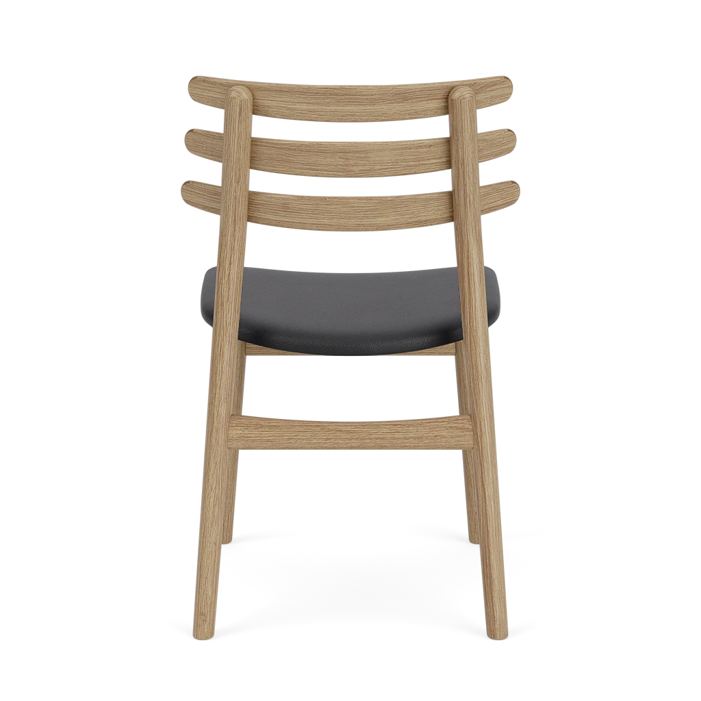 J48 Chair โดย Poul M. Volther (1951) จาก FDB Møbler ดีไซน์เรียบง่ายตามแนวฟังก์ชันนัลลิสม์เดนมาร์ก โครงไม้โอ๊คแข็งแรง พนักพิงโค้งเอกลักษณ์ รองรับสรีระได้ดี เหมาะใช้เป็นเก้าอี้ทานอาหารหรืออเนกประสงค์ภายในบ้าน