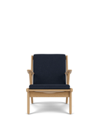 FDB Møbler J53 Armchair โดย Poul M. Volther โครงไม้โอ๊กเคลือบน้ำมัน บุผ้าเลือกได้หลายแบบ เช่น Monza, Cosmo, Grain, Main Line Flax ดีไซน์ปี 1953