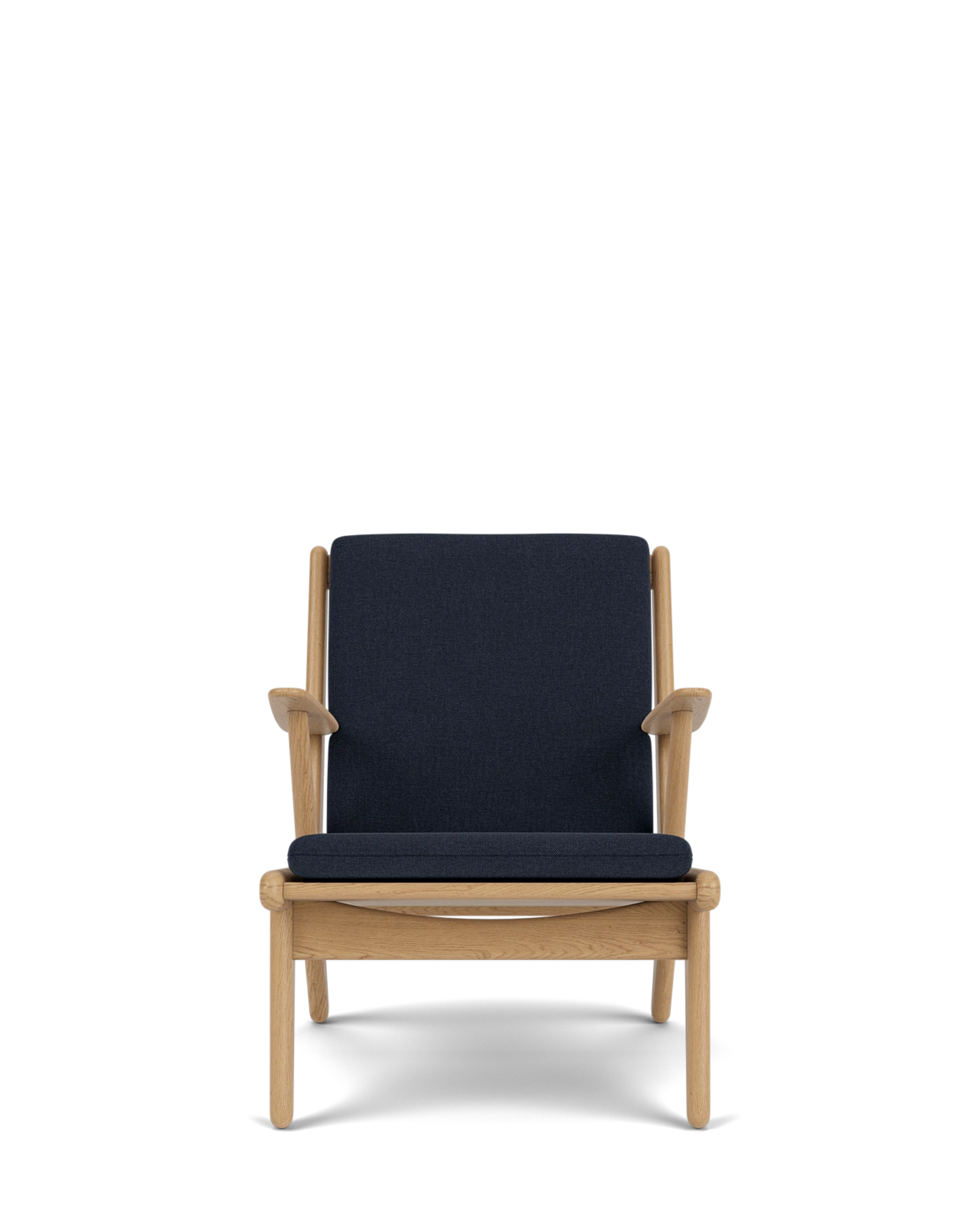 FDB Møbler J53 Armchair โดย Poul M. Volther โครงไม้โอ๊กเคลือบน้ำมัน บุผ้าเลือกได้หลายแบบ เช่น Monza, Cosmo, Grain, Main Line Flax ดีไซน์ปี 1953