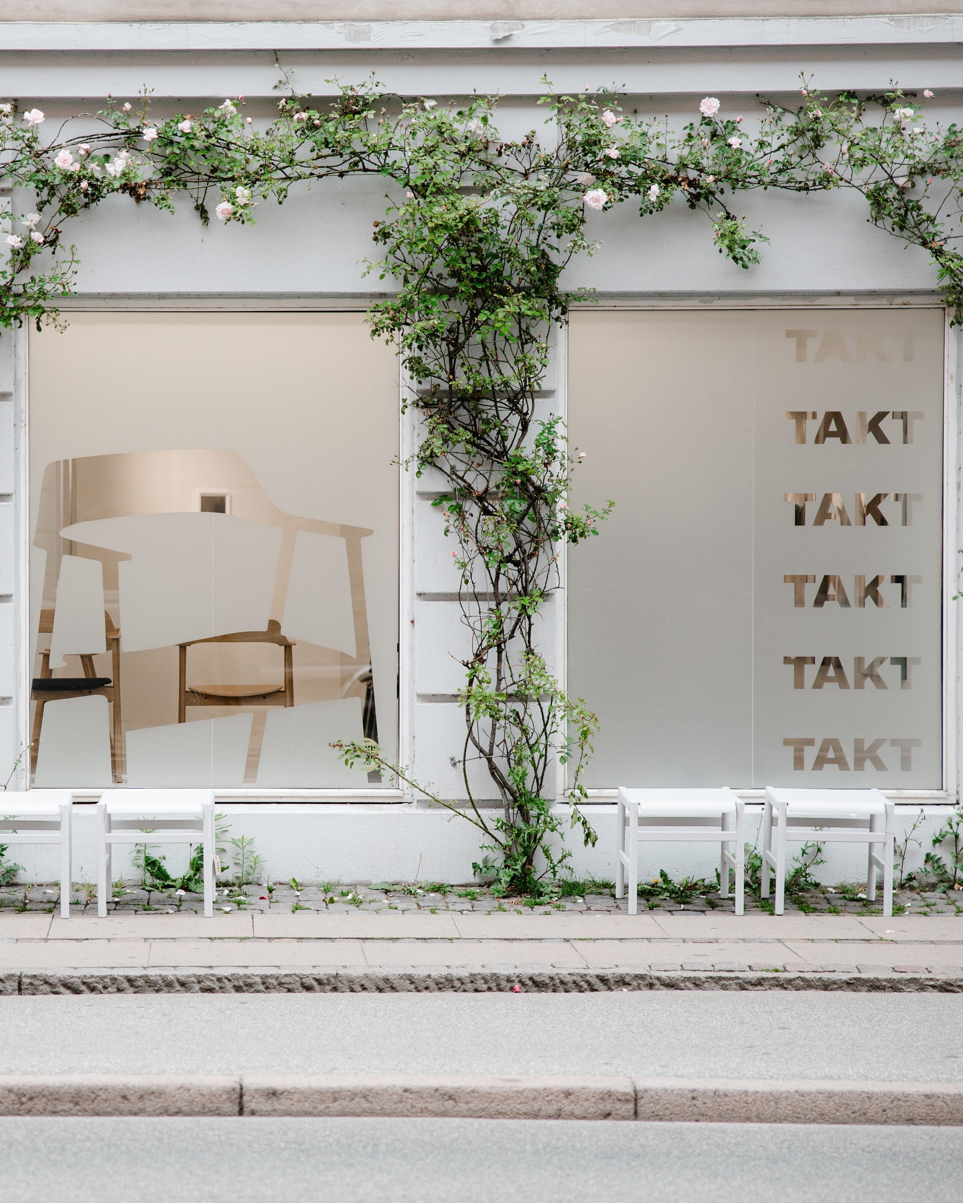 เก้าอี้ Bow Chair จาก TAKT แบรนด์เฟอร์นิเจอร์เดนมาร์ก ออกแบบโดย Sam Hecht และ Kim Colin ทำจากไม้โอ๊กแท้ขึ้นรูปทั้งชิ้น พนักพิงและที่เท้าแขนโค้งต่อเนื่องรับกับสรีระอย่างพอดี ดีไซน์เรียบง่ายแต่เต็มไปด้วยรายละเอียดที่ซ่อนอยู่ เผยความงามของโครงสร้างไม้ตามแบบสแกนดิเนเวีย ผสมผสานความสบาย ความสมดุล และความยั่งยืนได้อย่างลงตัว จัดจำหน่ายโดย Old Pine Trees