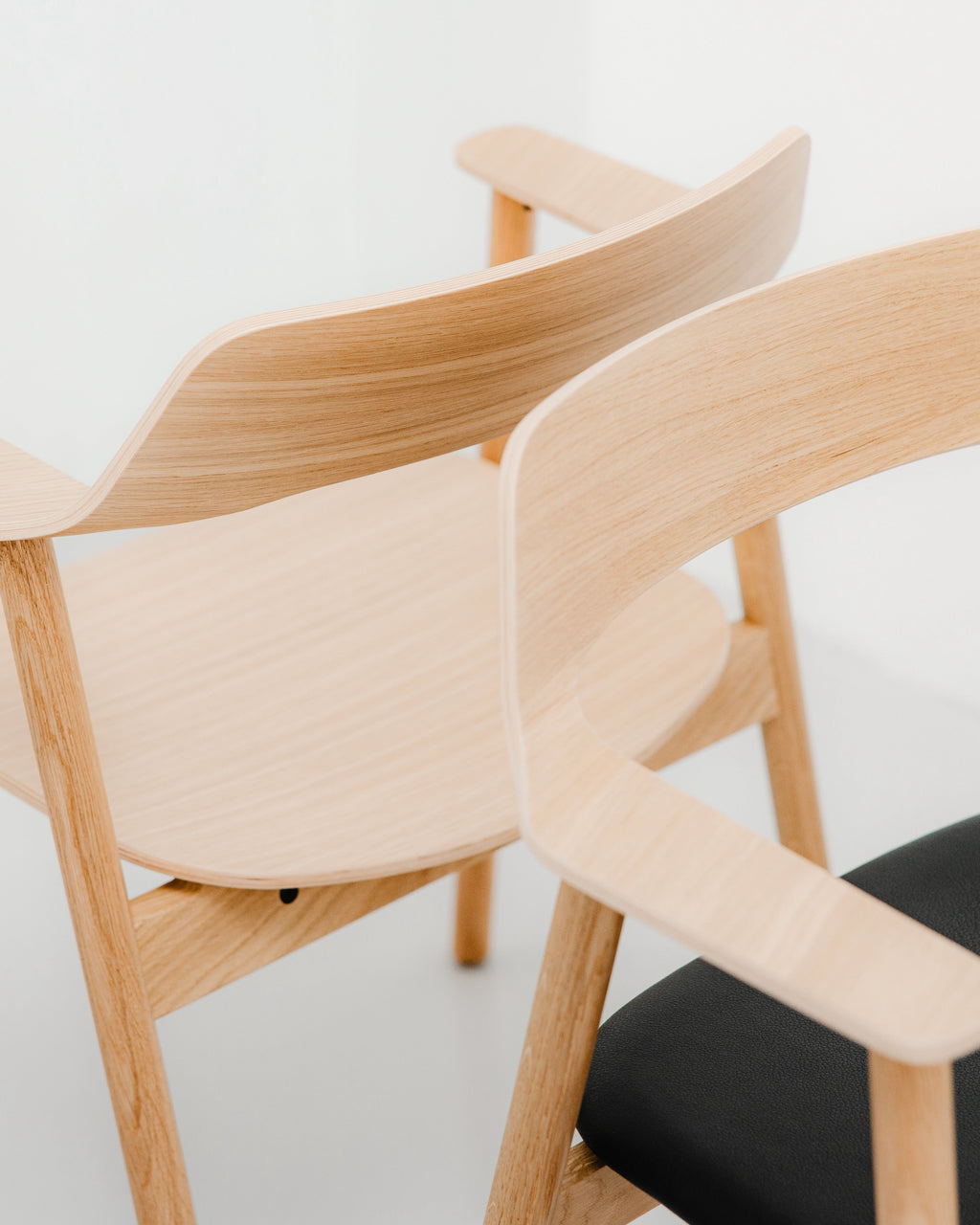 เก้าอี้ Bow Chair จาก TAKT แบรนด์เฟอร์นิเจอร์เดนมาร์ก ออกแบบโดย Sam Hecht และ Kim Colin ทำจากไม้โอ๊กแท้ขึ้นรูปทั้งชิ้น พนักพิงและที่เท้าแขนโค้งต่อเนื่องรับกับสรีระอย่างพอดี ดีไซน์เรียบง่ายแต่เต็มไปด้วยรายละเอียดที่ซ่อนอยู่ เผยความงามของโครงสร้างไม้ตามแบบสแกนดิเนเวีย ผสมผสานความสบาย ความสมดุล และความยั่งยืนได้อย่างลงตัว จัดจำหน่ายโดย Old Pine Trees