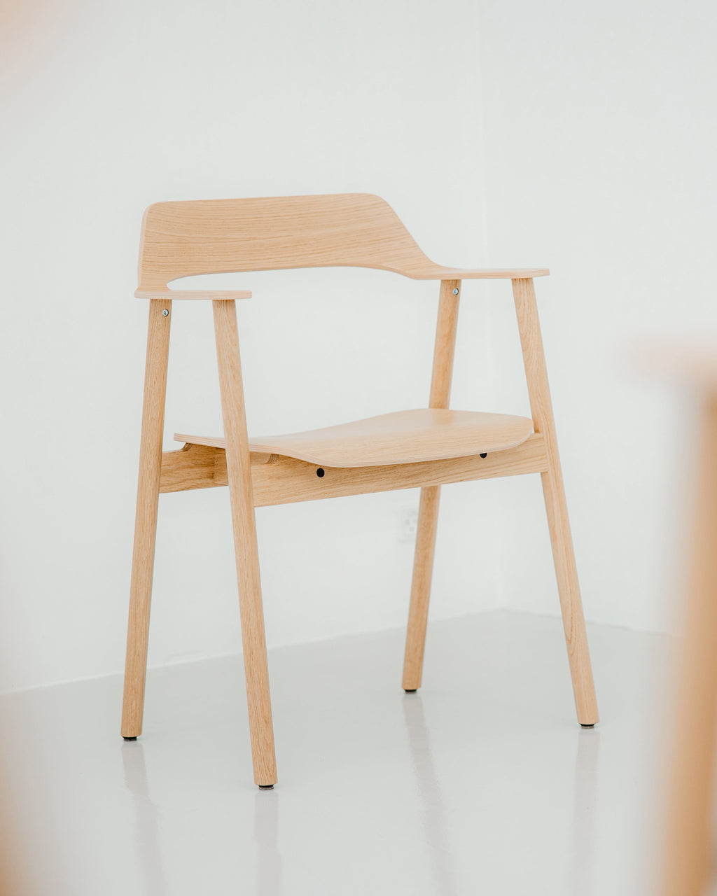 เก้าอี้ Bow Chair จาก TAKT แบรนด์เฟอร์นิเจอร์เดนมาร์ก ออกแบบโดย Sam Hecht และ Kim Colin ทำจากไม้โอ๊กแท้ขึ้นรูปทั้งชิ้น พนักพิงและที่เท้าแขนโค้งต่อเนื่องรับกับสรีระอย่างพอดี ดีไซน์เรียบง่ายแต่เต็มไปด้วยรายละเอียดที่ซ่อนอยู่ เผยความงามของโครงสร้างไม้ตามแบบสแกนดิเนเวีย ผสมผสานความสบาย ความสมดุล และความยั่งยืนได้อย่างลงตัว จัดจำหน่ายโดย Old Pine Trees