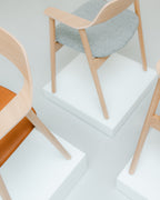 เก้าอี้ Bow Chair จาก TAKT แบรนด์เฟอร์นิเจอร์เดนมาร์ก ออกแบบโดย Sam Hecht และ Kim Colin ทำจากไม้โอ๊กแท้ขึ้นรูปทั้งชิ้น พนักพิงและที่เท้าแขนโค้งต่อเนื่องรับกับสรีระอย่างพอดี ดีไซน์เรียบง่ายแต่เต็มไปด้วยรายละเอียดที่ซ่อนอยู่ เผยความงามของโครงสร้างไม้ตามแบบสแกนดิเนเวีย ผสมผสานความสบาย ความสมดุล และความยั่งยืนได้อย่างลงตัว จัดจำหน่ายโดย Old Pine Trees