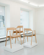 เก้าอี้ Bow Chair จาก TAKT แบรนด์เฟอร์นิเจอร์เดนมาร์ก ออกแบบโดย Sam Hecht และ Kim Colin ทำจากไม้โอ๊กแท้ขึ้นรูปทั้งชิ้น พนักพิงและที่เท้าแขนโค้งต่อเนื่องรับกับสรีระอย่างพอดี ดีไซน์เรียบง่ายแต่เต็มไปด้วยรายละเอียดที่ซ่อนอยู่ เผยความงามของโครงสร้างไม้ตามแบบสแกนดิเนเวีย ผสมผสานความสบาย ความสมดุล และความยั่งยืนได้อย่างลงตัว จัดจำหน่ายโดย Old Pine Trees