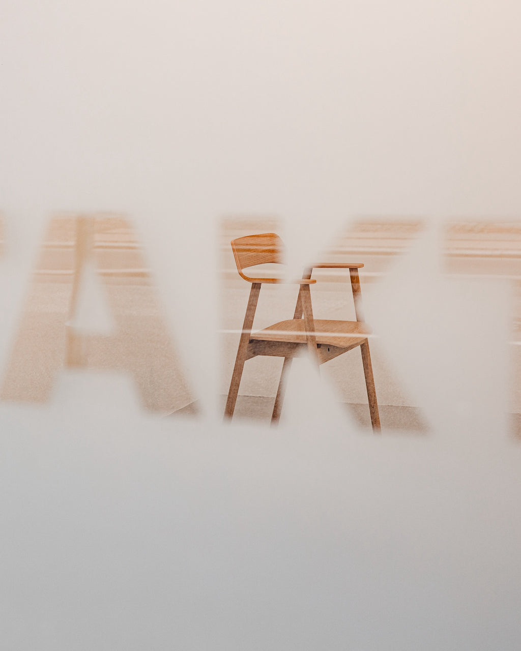 เก้าอี้ Bow Chair จาก TAKT แบรนด์เฟอร์นิเจอร์เดนมาร์ก ออกแบบโดย Sam Hecht และ Kim Colin ทำจากไม้โอ๊กแท้ขึ้นรูปทั้งชิ้น พนักพิงและที่เท้าแขนโค้งต่อเนื่องรับกับสรีระอย่างพอดี ดีไซน์เรียบง่ายแต่เต็มไปด้วยรายละเอียดที่ซ่อนอยู่ เผยความงามของโครงสร้างไม้ตามแบบสแกนดิเนเวีย ผสมผสานความสบาย ความสมดุล และความยั่งยืนได้อย่างลงตัว จัดจำหน่ายโดย Old Pine Trees