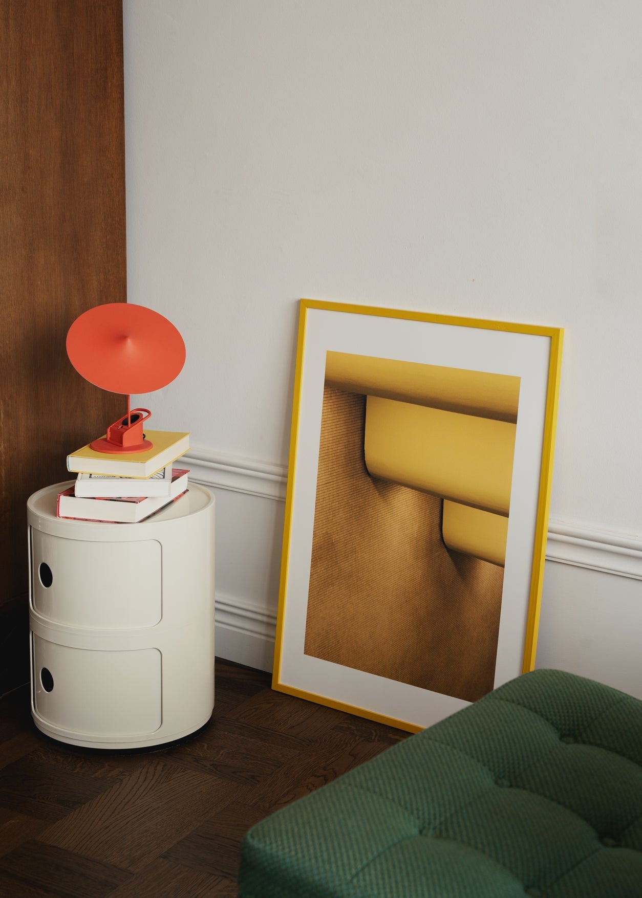 โปสเตอร์ Yellow U-Bahn by Julie Brix จาก The Poster Club สินค้าลิขสิทธิ์แท้นำเข้าโดย Old Pine Trees