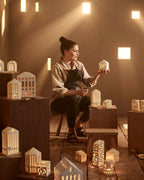 โคมเทียนเซรามิก Kähler Urbania รูปบ้านสีขาว ช่องหน้าต่างเจาะมือ ให้แสงอบอุ่นผ่านช่องหน้าต่าง เติมบรรยากาศอบอุ่นในบ้าน งานออกแบบเดนมาร์กสไตล์มินิมอล จัดจำหน่ายโดย Old Pine Trees