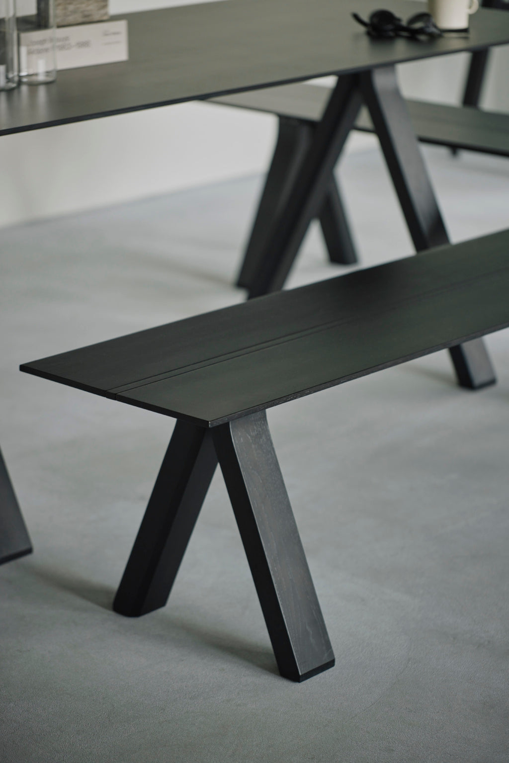 Karimoku New Standard Spectrum Bench 180 ม้านั่งไม้โอ๊คดีไซน์มินิมอลสำหรับโต๊ะ Spectrum ออกแบบโดย Geckeler Michels