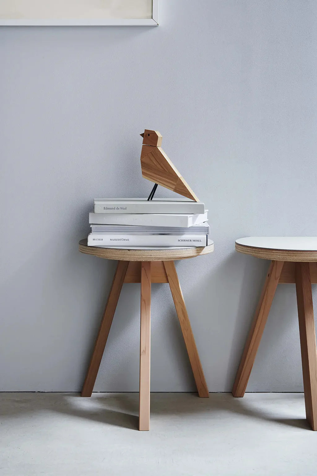 Ishinomaki Laboratory Kobo Side Stool สตูลไม้สามขา ที่นั่งมีส่วนเว้า ปิดผิว linoleum ออกแบบโดย Keiji Ashizawa