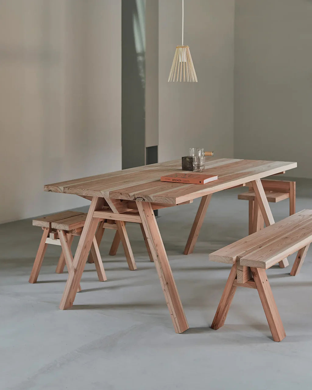 Keiji Ashizawa เป็นนักออกแบบชาวญี่ปุ่นและผู้ก่อตั้ง Keiji Ashizawa Design โดยมุ่งเน้นแนวคิด “Honest Design” ที่ให้ความสำคัญกับวัสดุและโครงสร้างตามความเป็นจริง งานของเขาครอบคลุมสถาปัตยกรรม ภายใน และเฟอร์นิเจอร์