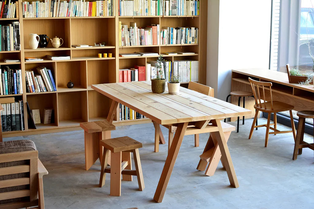 Keiji Ashizawa เป็นนักออกแบบชาวญี่ปุ่นและผู้ก่อตั้ง Keiji Ashizawa Design โดยมุ่งเน้นแนวคิด “Honest Design” ที่ให้ความสำคัญกับวัสดุและโครงสร้างตามความเป็นจริง งานของเขาครอบคลุมสถาปัตยกรรม ภายใน และเฟอร์นิเจอร์