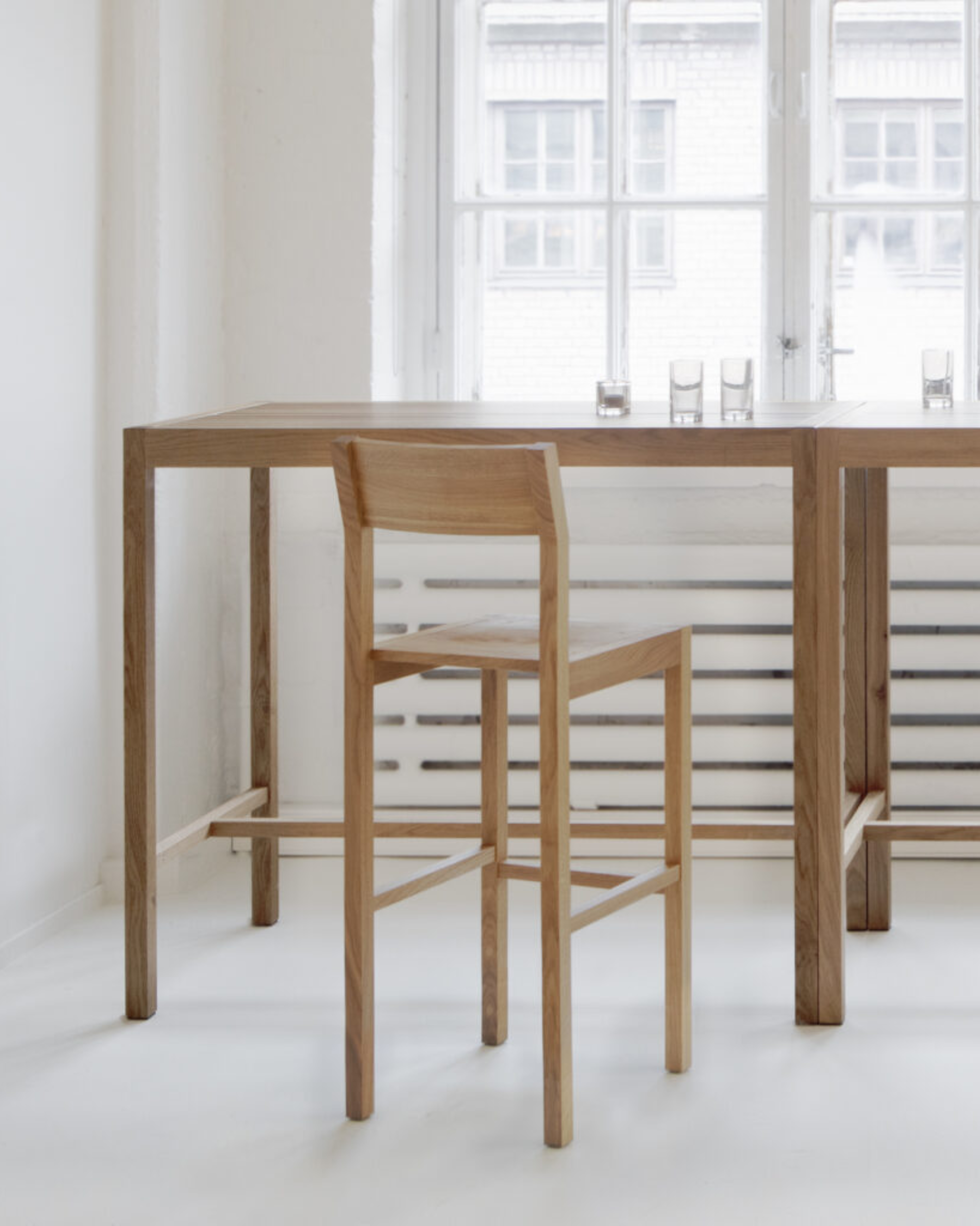 Nikari Seminar KVBT1 Bar Chair เก้าอี้สูง solid birch, ash หรือ oak มีให้เลือกสองระดับความสูง ออกแบบโดย Kari Virtanen