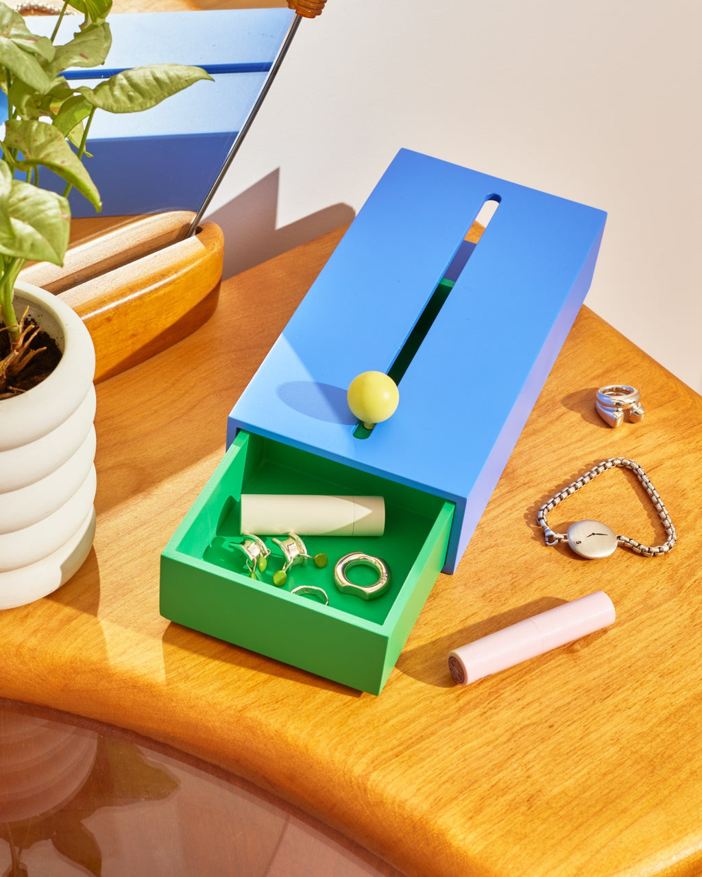 Areaware Cache Box by Kenyon Yeh, minimalist wooden box in warm, playful colors curated by Old Pine Trees for everyday spaces. กล่องเก็บของดีไซน์มินิมอลจาก Areaware ผลงานของ Kenyon Yeh สีสันเรียบแต่สนุก คัดสรรโดย Old Pine Trees