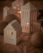 โคมเทียนเซรามิก Kähler Urbania รูปบ้านสีขาว ช่องหน้าต่างเจาะมือ ให้แสงอบอุ่นผ่านช่องหน้าต่าง เติมบรรยากาศอบอุ่นในบ้าน งานออกแบบเดนมาร์กสไตล์มินิมอล จัดจำหน่ายโดย Old Pine Trees