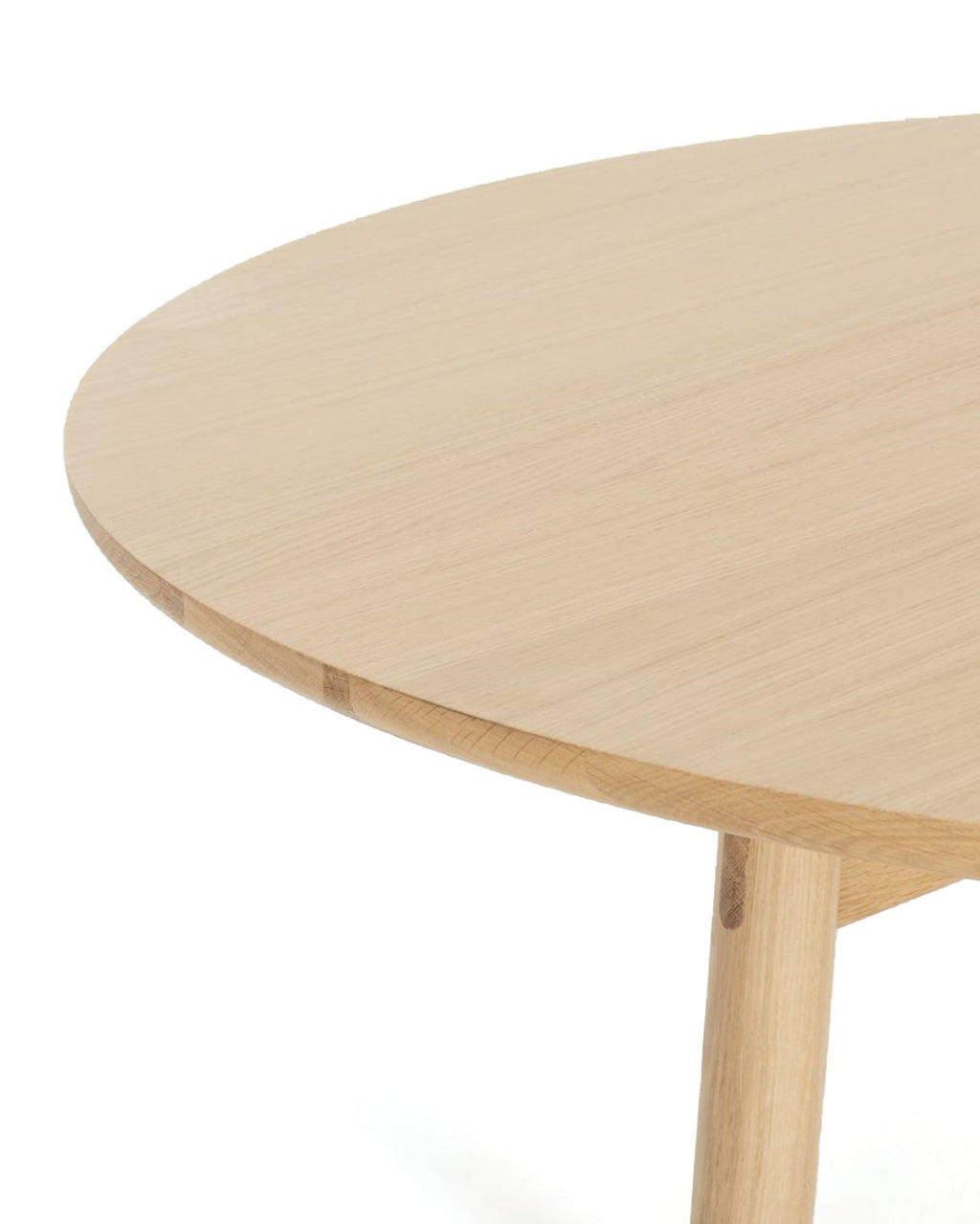 โต๊ะอาหารทรงกลม Case Furniture รุ่น Kigumi ดีไซน์เรียบง่าย ขาไม้ไขว้แบบโปร่งทำจากไม้โอ๊ค/วอลนัต พร้อมท็อปไม้ลามิเนตขอบเฉียง ขนาด 125 ซม. รองรับ 4–6 ที่นั่ง