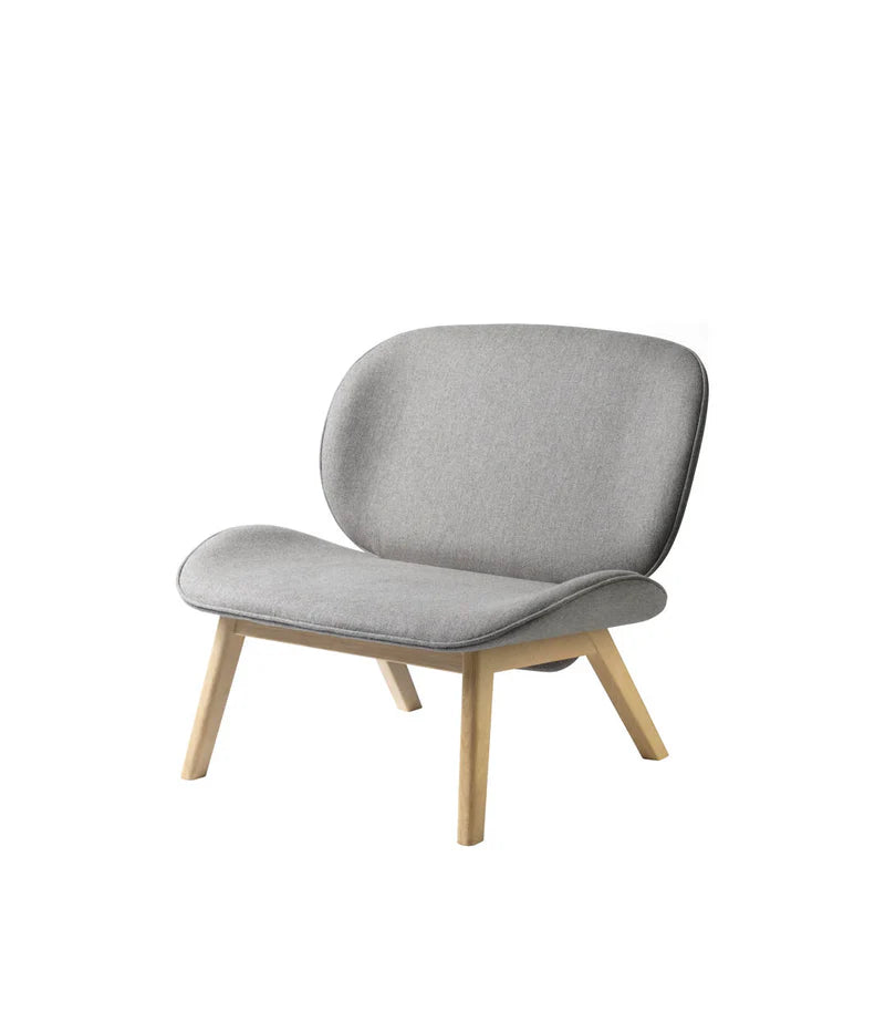 FDB Møbler L32 Suru Lounge Chair เก้าอี้เลานจ์ไม้โอ๊คพร้อมเบาะผ้าดีไซน์ผสมผสานญี่ปุ่นและสแกนดิเนเวียน ออกแบบโดย Carina Maria Mølgaard Nielsen