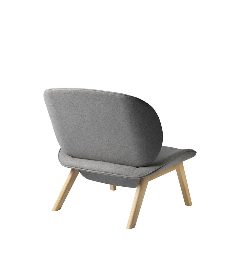 FDB Møbler L32 Suru Lounge Chair เก้าอี้เลานจ์ไม้โอ๊คพร้อมเบาะผ้าดีไซน์ผสมผสานญี่ปุ่นและสแกนดิเนเวียน ออกแบบโดย Carina Maria Mølgaard Nielsen