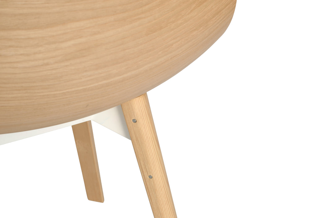 Case Furniture Loku Chair เก้าอี้ไม้อัดขึ้นรูปสามมิติ ดีไซน์โค้งลื่นแบบญี่ปุ่น มีให้เลือกไม้โอ๊คหรือวอลนัต บนโครงไม้ทรงเพรียว นั่งสบายและน้ำหนักเบา