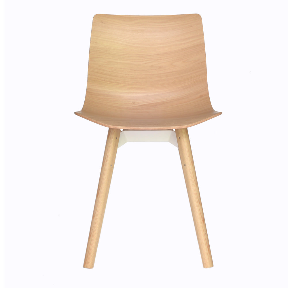Case Furniture Loku Chair เก้าอี้ไม้อัดขึ้นรูปสามมิติ ดีไซน์โค้งลื่นแบบญี่ปุ่น มีให้เลือกไม้โอ๊คหรือวอลนัต บนโครงไม้ทรงเพรียว นั่งสบายและน้ำหนักเบา