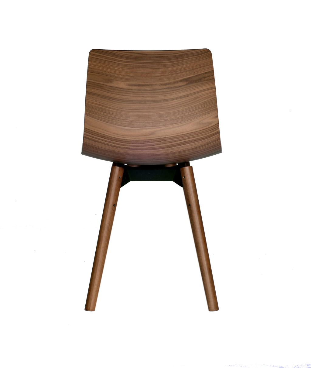 Case Furniture Loku Chair เก้าอี้ไม้อัดขึ้นรูปสามมิติ ดีไซน์โค้งลื่นแบบญี่ปุ่น มีให้เลือกไม้โอ๊คหรือวอลนัต บนโครงไม้ทรงเพรียว นั่งสบายและน้ำหนักเบา