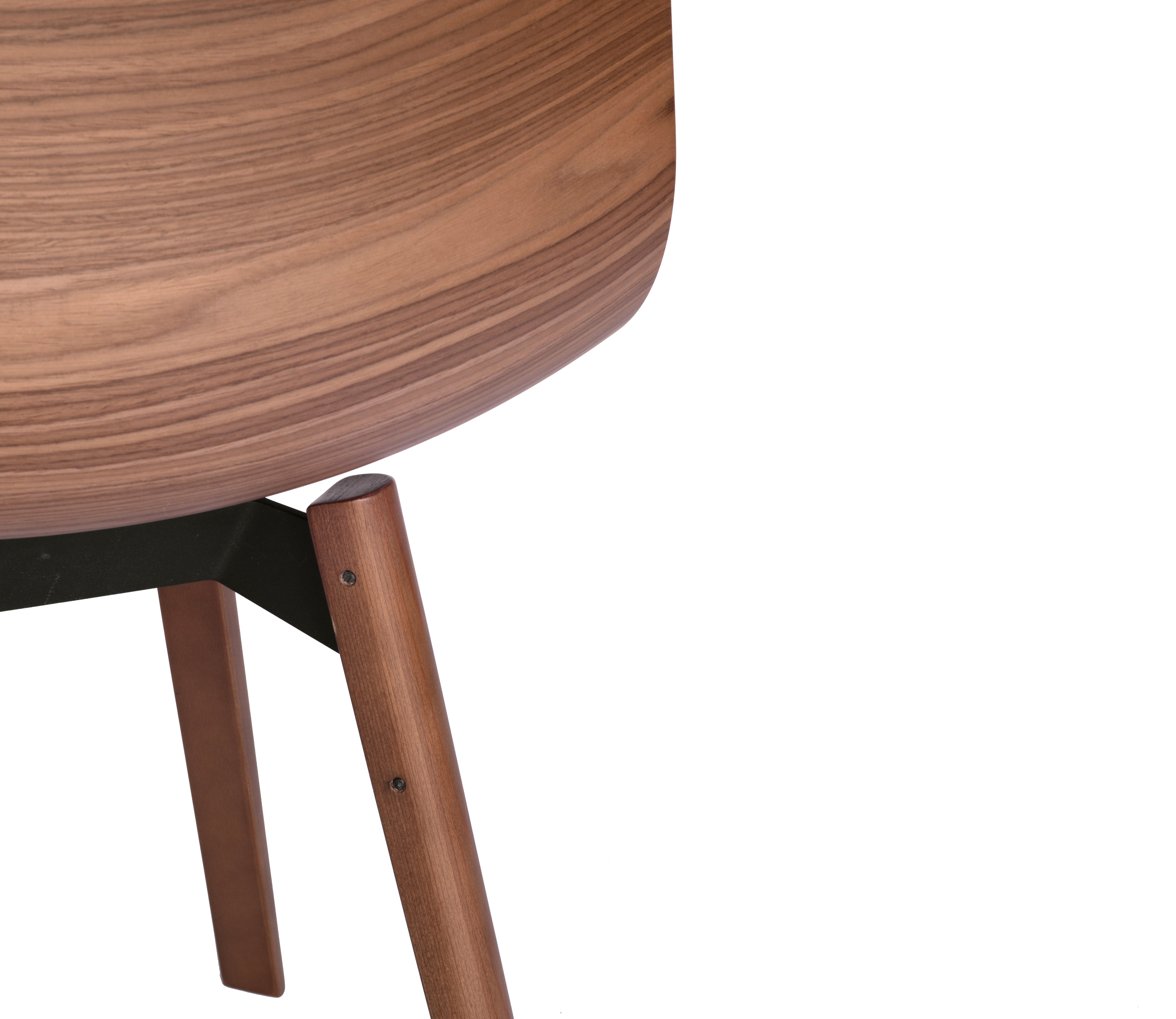 Case Furniture Loku Chair เก้าอี้ไม้อัดขึ้นรูปสามมิติ ดีไซน์โค้งลื่นแบบญี่ปุ่น มีให้เลือกไม้โอ๊คหรือวอลนัต บนโครงไม้ทรงเพรียว นั่งสบายและน้ำหนักเบา