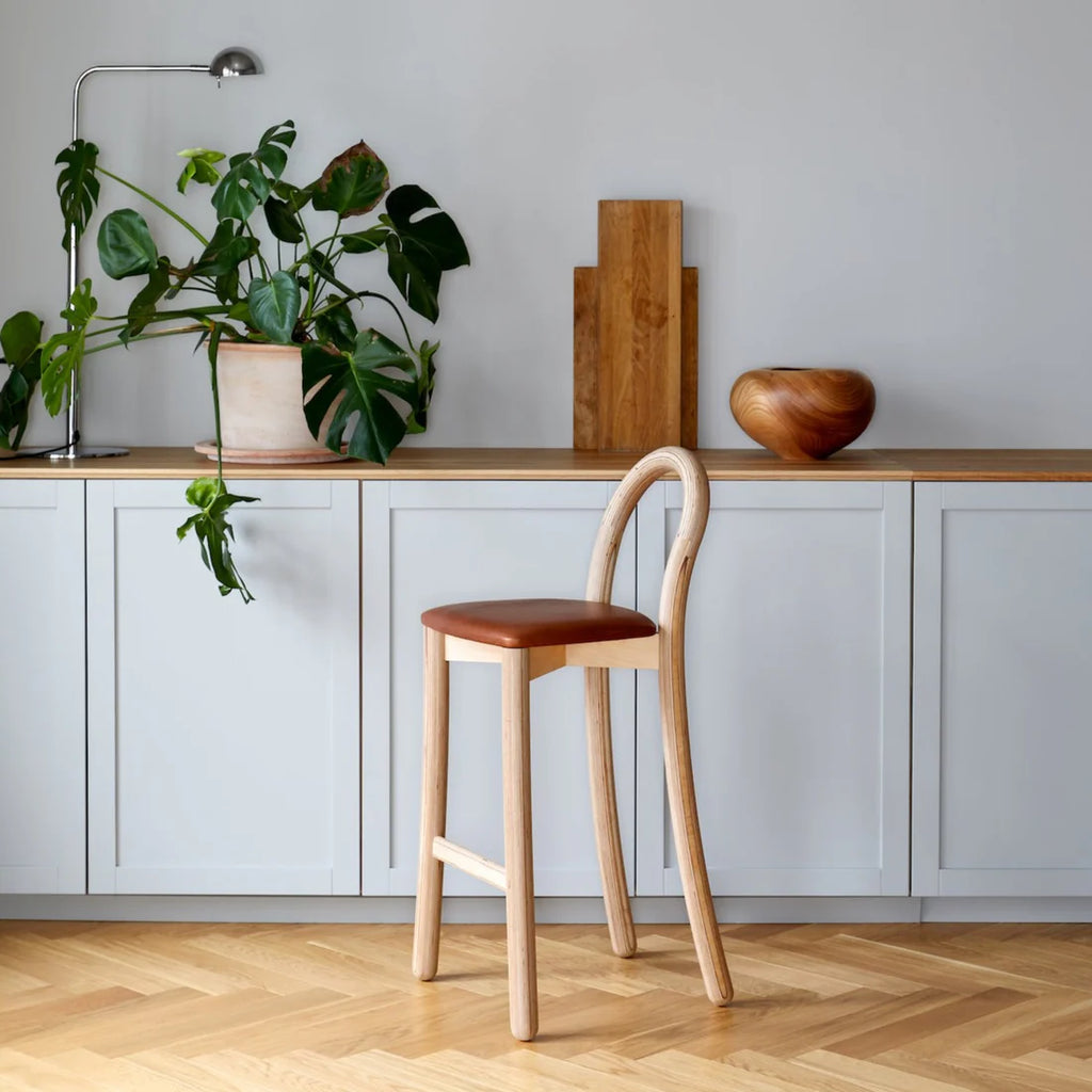 Made by Choice GOMA Bar Chair เก้าอี้ bar birch plywood พร้อมเบาะหนัง cognac leather ออกแบบโดย Thomas Sandell