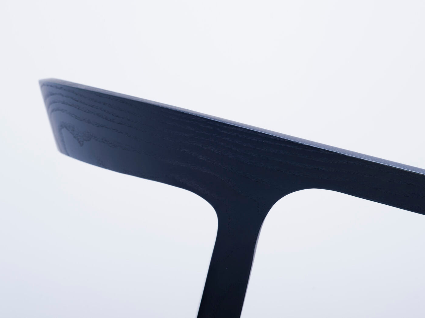 Mattiazzi MC1 SHE SAID Chair เก้าอี้ไม้ ash ออกแบบโดย Nitzan Cohen พร้อม armrest โค้งลาดและรายละเอียดงานไม้ต่อเนื่อง