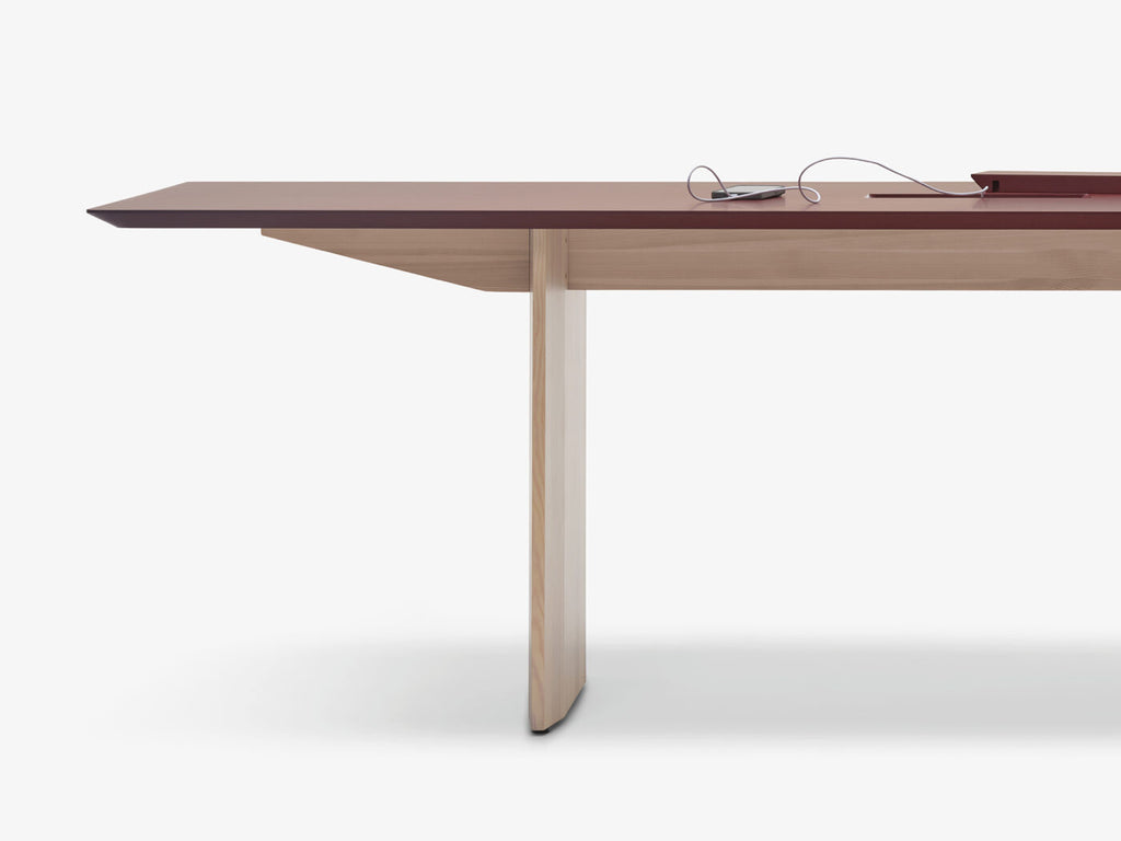 Mattiazzi MC19 FRONDA Table โต๊ะโครงไม้ pine พร้อม FENIX NTM® top สำหรับพื้นที่ทำงานและรับประทานอาหารร่วมสมัย