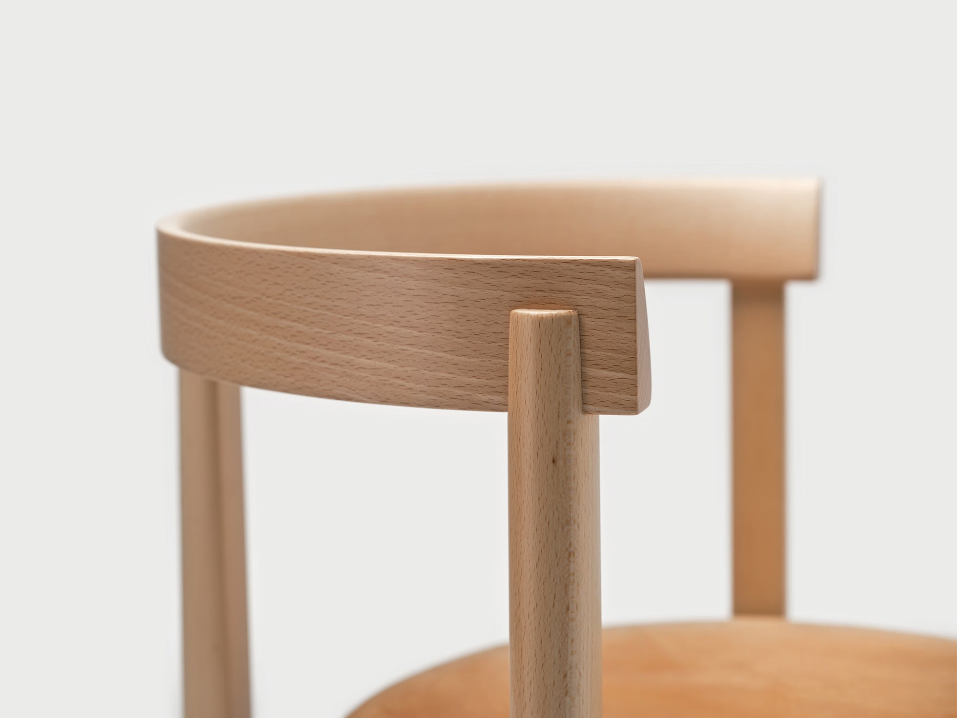 Mattiazzi APSIS Armchair เก้าอี้พักแขนโครงไม้ beech / walnut พร้อมเบาะบุและพนักพิงโค้ง สำหรับโต๊ะอาหาร คาเฟ่ ร้านอาหาร และพื้นที่ภายในร่วมสมัย