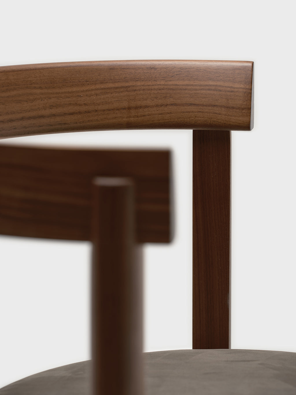 Mattiazzi APSIS Armchair เก้าอี้พักแขนโครงไม้ beech / walnut พร้อมเบาะบุและพนักพิงโค้ง สำหรับโต๊ะอาหาร คาเฟ่ ร้านอาหาร และพื้นที่ภายในร่วมสมัย