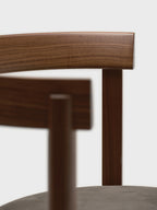 Mattiazzi APSIS Armchair เก้าอี้พักแขนโครงไม้ beech / walnut พร้อมเบาะบุและพนักพิงโค้ง สำหรับโต๊ะอาหาร คาเฟ่ ร้านอาหาร และพื้นที่ภายในร่วมสมัย