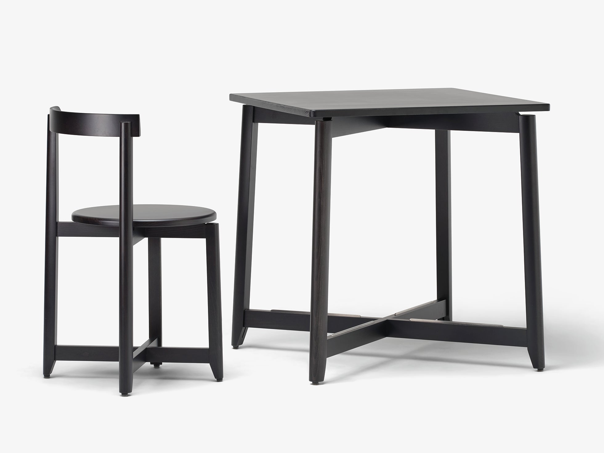 Mattiazzi APSIS Table โต๊ะไม้ solid beech ทรงกลมและทรงสี่เหลี่ยมสำหรับร้านอาหาร คาเฟ่ และพื้นที่ภายในร่วมสมัย