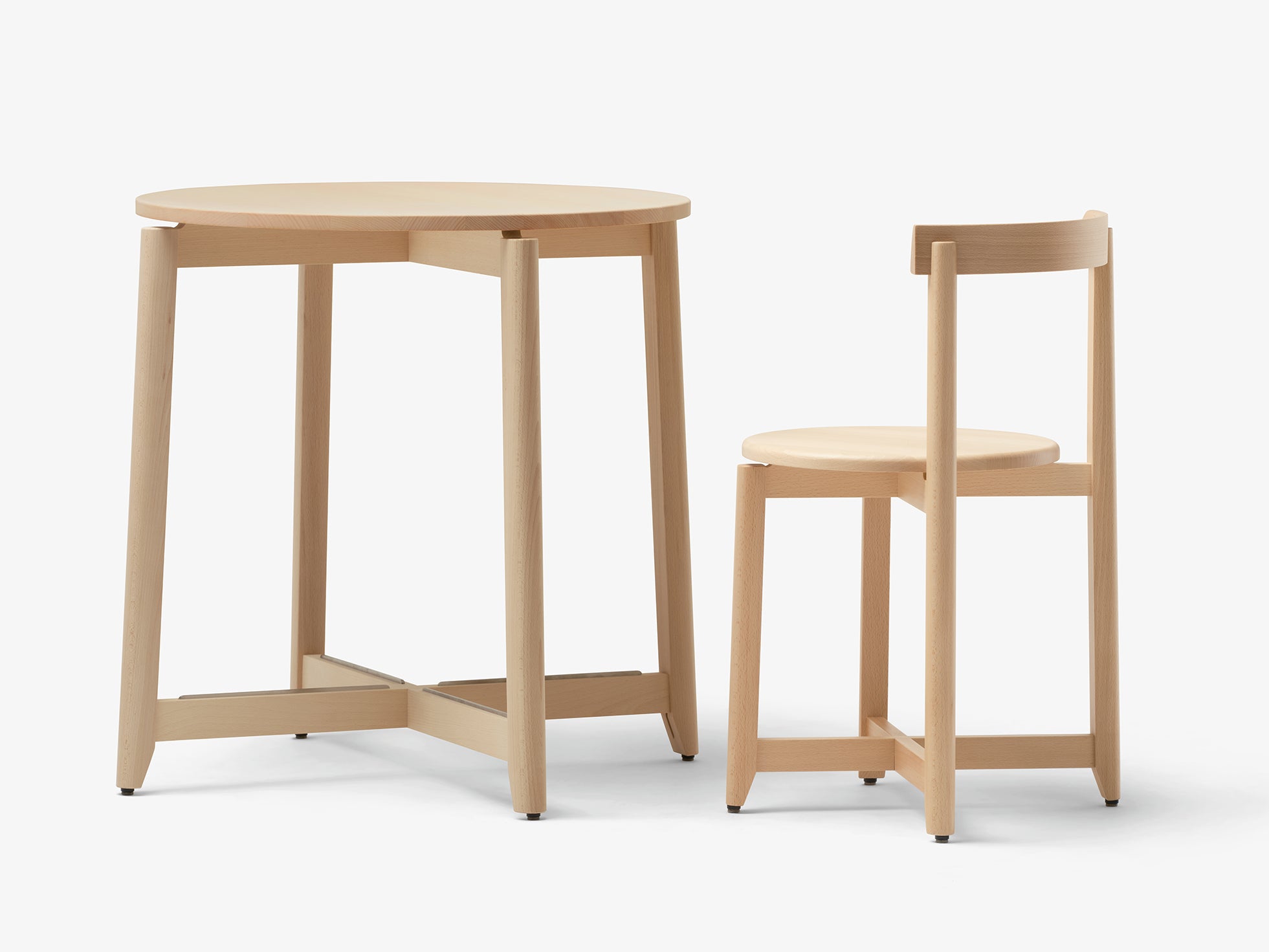 Mattiazzi APSIS Table โต๊ะไม้ solid beech ทรงกลมและทรงสี่เหลี่ยมสำหรับร้านอาหาร คาเฟ่ และพื้นที่ภายในร่วมสมัย