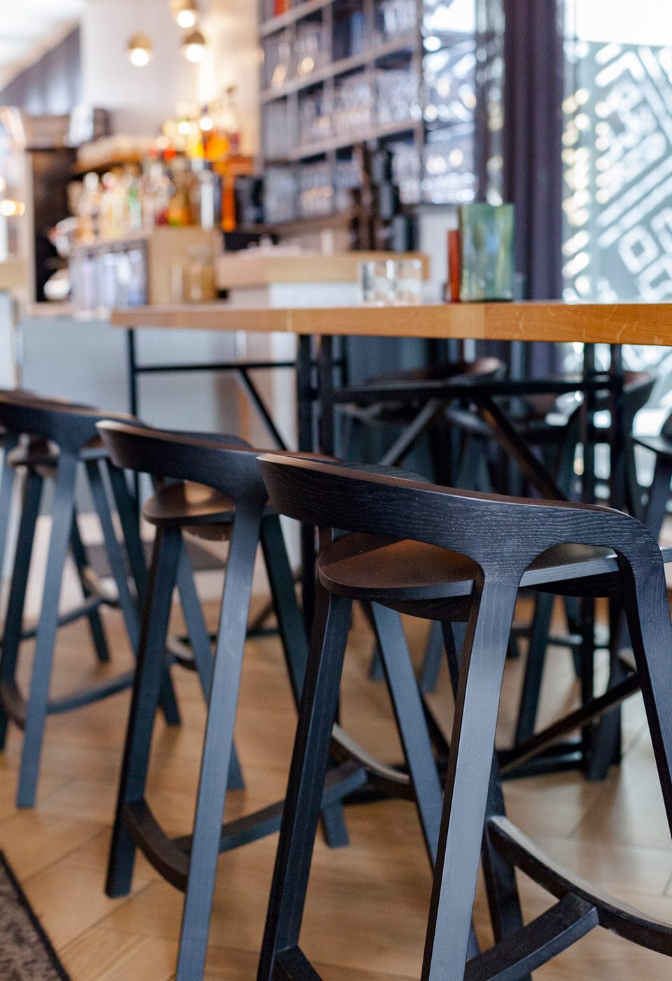 Mattiazzi MC1 SHE SAID Counter และ Bar Stool สตูลไม้ ash ออกแบบโดย Nitzan Cohen พร้อม backrest โค้งต่อเนื่องและรายละเอียดงานไม้ร่วมสมัย
