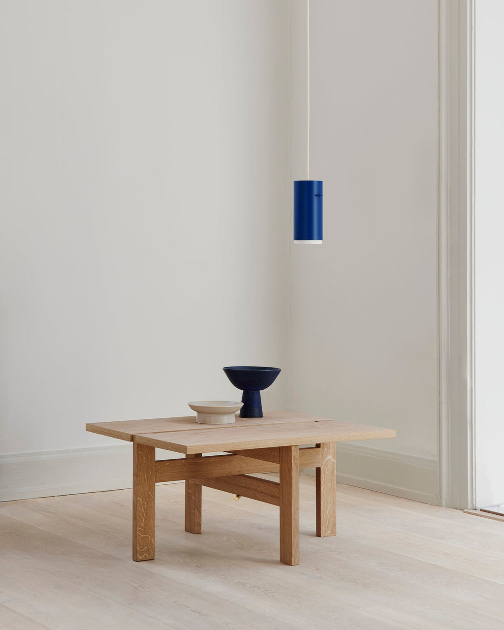 โต๊ะกาแฟทรงสี่เหลี่ยมจาก MOEBE ดีไซน์เรียบง่ายแบบสแกนดิเนเวีย โครงขาไม้ไขว้กลางสร้างความโปร่งเบาและสมดุล ผลิตจากไม้โอ๊กแท้ที่ได้รับการรับรอง FSC สะท้อนแนวคิดของ Old Pine Trees เรื่องความงามที่ใช้งานได้จริงและอยู่กับเราได้นาน