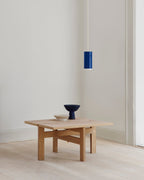 โต๊ะกาแฟทรงสี่เหลี่ยมจาก MOEBE ดีไซน์เรียบง่ายแบบสแกนดิเนเวีย โครงขาไม้ไขว้กลางสร้างความโปร่งเบาและสมดุล ผลิตจากไม้โอ๊กแท้ที่ได้รับการรับรอง FSC สะท้อนแนวคิดของ Old Pine Trees เรื่องความงามที่ใช้งานได้จริงและอยู่กับเราได้นาน