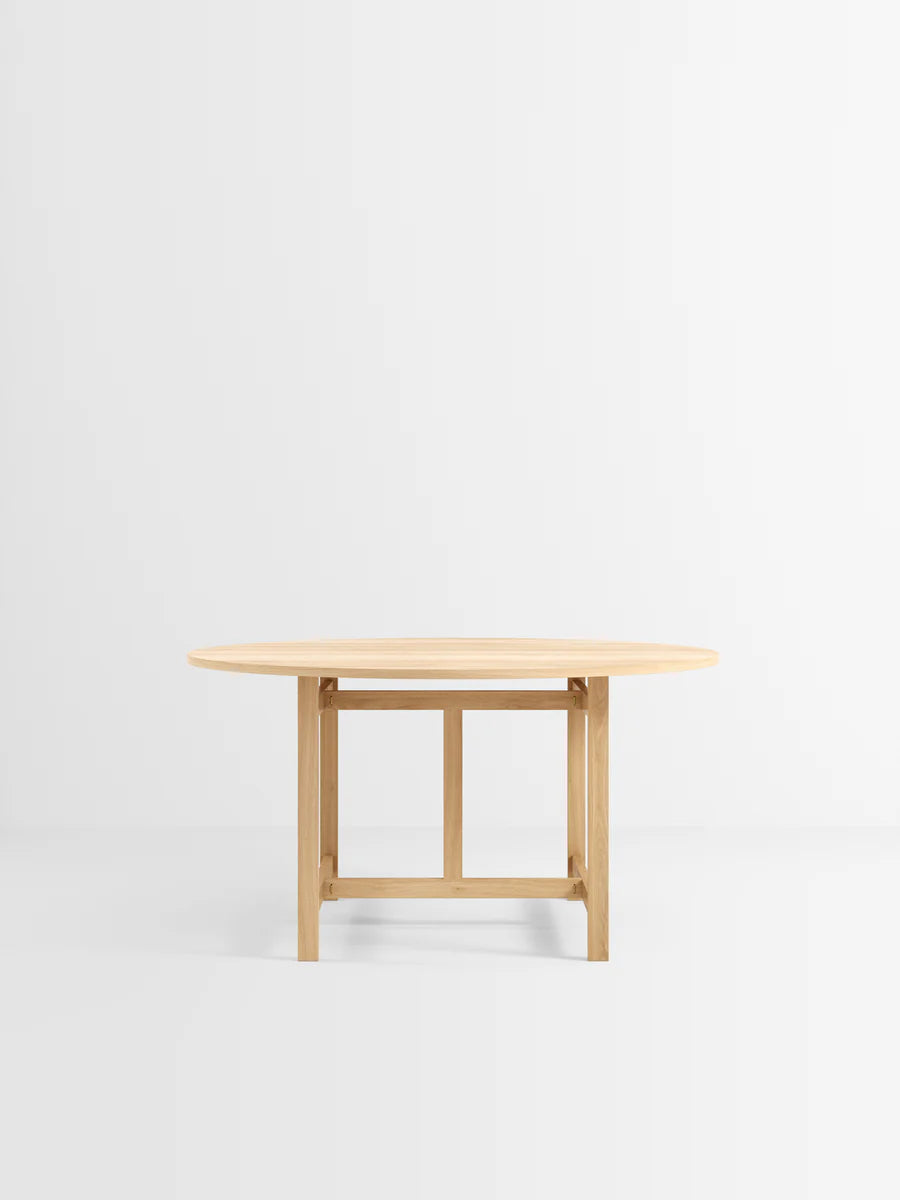 MOEBE Round Dining Table Ø130 โต๊ะอาหารทรงกลมไม้ oak โครงสร้าง H-frame ออกแบบโดย MOEBE