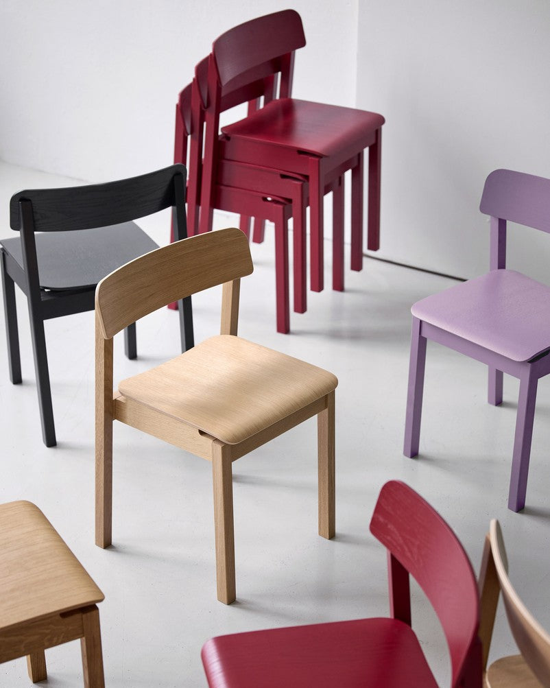 เก้าอี้ไม้ดีไซน์เรียบง่ายจาก MOEBE สตูดิโอออกแบบจากโคเปนเฮเกน ผลิตจากไม้โอ๊กแท้ ได้แรงบันดาลใจจากแนวคิด “น้อยแต่มีความหมาย” ออกแบบให้ใช้งานได้จริง กลมกลืนกับทุกพื้นที่ และอยู่ได้นาน เหมาะกับสไตล์บ้านแบบนอร์ดิกและสแกนดิเนเวีย — เฟอร์นิเจอร์ที่สะท้อนแนวคิดของ Old Pine Trees เรื่องความงามจากความเรียบง่ายและการออกแบบที่ยั่งยืน