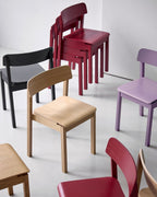 เก้าอี้ไม้ดีไซน์เรียบง่ายจาก MOEBE สตูดิโอออกแบบจากโคเปนเฮเกน ผลิตจากไม้โอ๊กแท้ ได้แรงบันดาลใจจากแนวคิด “น้อยแต่มีความหมาย” ออกแบบให้ใช้งานได้จริง กลมกลืนกับทุกพื้นที่ และอยู่ได้นาน เหมาะกับสไตล์บ้านแบบนอร์ดิกและสแกนดิเนเวีย — เฟอร์นิเจอร์ที่สะท้อนแนวคิดของ Old Pine Trees เรื่องความงามจากความเรียบง่ายและการออกแบบที่ยั่งยืน