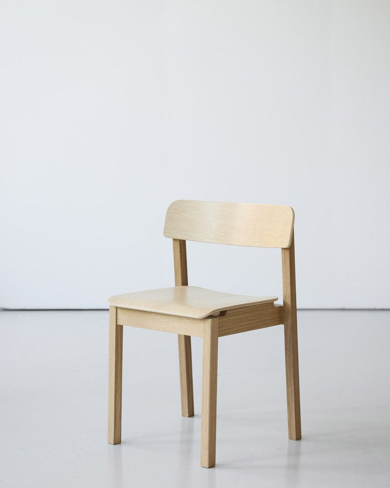 เก้าอี้ไม้ดีไซน์เรียบง่ายจาก MOEBE สตูดิโอออกแบบจากโคเปนเฮเกน ผลิตจากไม้โอ๊กแท้ ได้แรงบันดาลใจจากแนวคิด “น้อยแต่มีความหมาย” ออกแบบให้ใช้งานได้จริง กลมกลืนกับทุกพื้นที่ และอยู่ได้นาน เหมาะกับสไตล์บ้านแบบนอร์ดิกและสแกนดิเนเวีย — เฟอร์นิเจอร์ที่สะท้อนแนวคิดของ Old Pine Trees เรื่องความงามจากความเรียบง่ายและการออกแบบที่ยั่งยืน