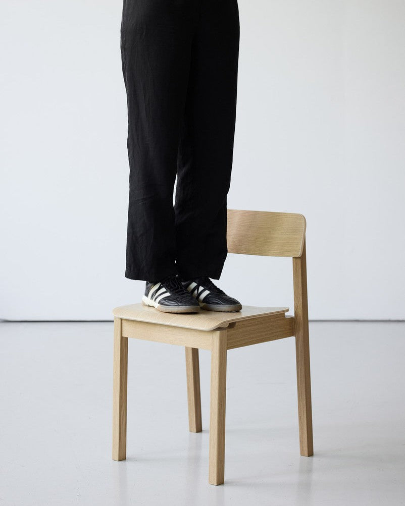 เก้าอี้ไม้ดีไซน์เรียบง่ายจาก MOEBE สตูดิโอออกแบบจากโคเปนเฮเกน ผลิตจากไม้โอ๊กแท้ ได้แรงบันดาลใจจากแนวคิด “น้อยแต่มีความหมาย” ออกแบบให้ใช้งานได้จริง กลมกลืนกับทุกพื้นที่ และอยู่ได้นาน เหมาะกับสไตล์บ้านแบบนอร์ดิกและสแกนดิเนเวีย — เฟอร์นิเจอร์ที่สะท้อนแนวคิดของ Old Pine Trees เรื่องความงามจากความเรียบง่ายและการออกแบบที่ยั่งยืน
