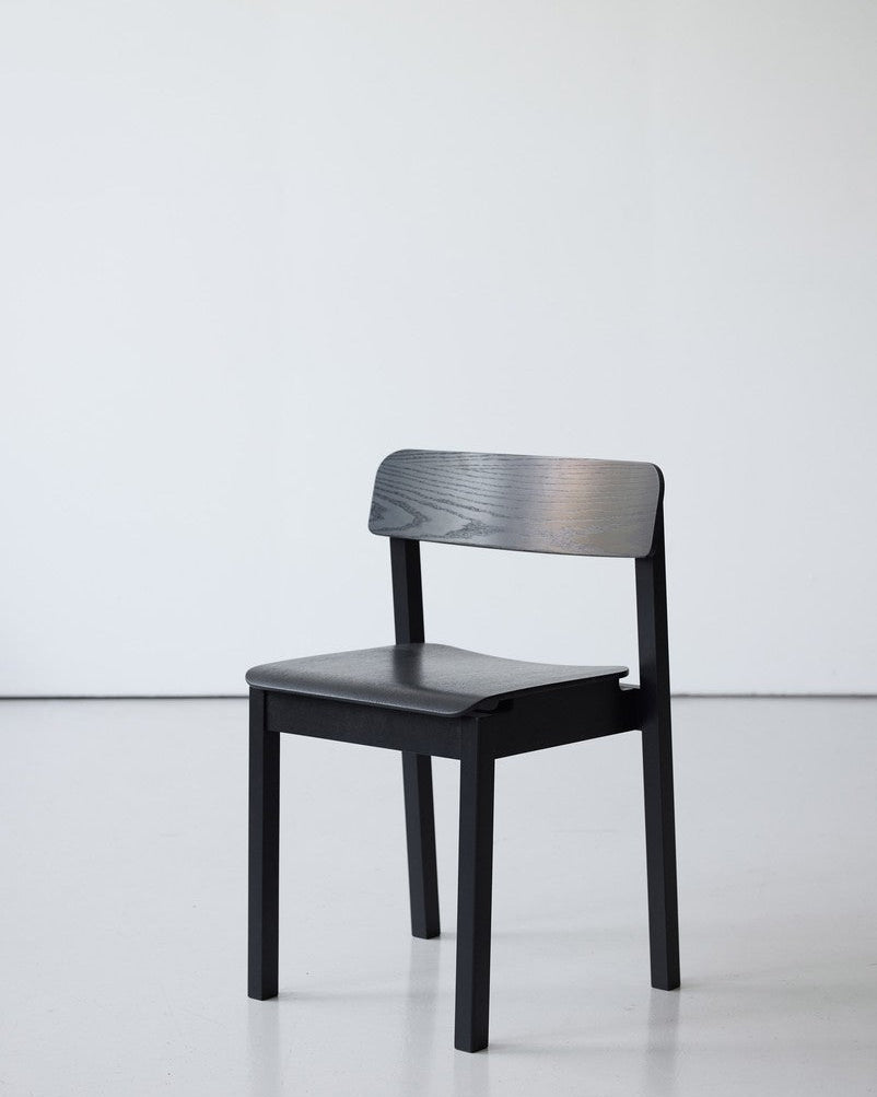 เก้าอี้ไม้ดีไซน์เรียบง่ายจาก MOEBE สตูดิโอออกแบบจากโคเปนเฮเกน ผลิตจากไม้โอ๊กแท้ ได้แรงบันดาลใจจากแนวคิด “น้อยแต่มีความหมาย” ออกแบบให้ใช้งานได้จริง กลมกลืนกับทุกพื้นที่ และอยู่ได้นาน เหมาะกับสไตล์บ้านแบบนอร์ดิกและสแกนดิเนเวีย — เฟอร์นิเจอร์ที่สะท้อนแนวคิดของ Old Pine Trees เรื่องความงามจากความเรียบง่ายและการออกแบบที่ยั่งยืน