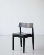 เก้าอี้ไม้ดีไซน์เรียบง่ายจาก MOEBE สตูดิโอออกแบบจากโคเปนเฮเกน ผลิตจากไม้โอ๊กแท้ ได้แรงบันดาลใจจากแนวคิด “น้อยแต่มีความหมาย” ออกแบบให้ใช้งานได้จริง กลมกลืนกับทุกพื้นที่ และอยู่ได้นาน เหมาะกับสไตล์บ้านแบบนอร์ดิกและสแกนดิเนเวีย — เฟอร์นิเจอร์ที่สะท้อนแนวคิดของ Old Pine Trees เรื่องความงามจากความเรียบง่ายและการออกแบบที่ยั่งยืน