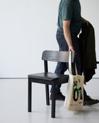 เก้าอี้ไม้ดีไซน์เรียบง่ายจาก MOEBE สตูดิโอออกแบบจากโคเปนเฮเกน ผลิตจากไม้โอ๊กแท้ ได้แรงบันดาลใจจากแนวคิด “น้อยแต่มีความหมาย” ออกแบบให้ใช้งานได้จริง กลมกลืนกับทุกพื้นที่ และอยู่ได้นาน เหมาะกับสไตล์บ้านแบบนอร์ดิกและสแกนดิเนเวีย — เฟอร์นิเจอร์ที่สะท้อนแนวคิดของ Old Pine Trees เรื่องความงามจากความเรียบง่ายและการออกแบบที่ยั่งยืน