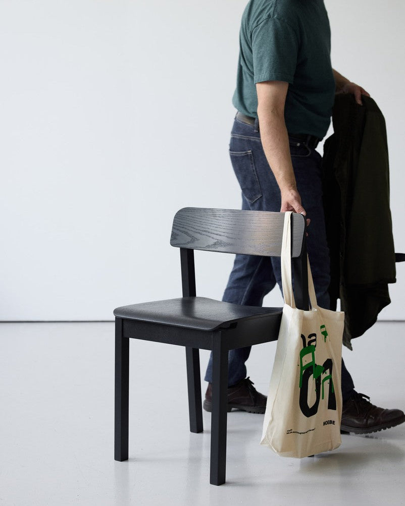 เก้าอี้ไม้ดีไซน์เรียบง่ายจาก MOEBE สตูดิโอออกแบบจากโคเปนเฮเกน ผลิตจากไม้โอ๊กแท้ ได้แรงบันดาลใจจากแนวคิด “น้อยแต่มีความหมาย” ออกแบบให้ใช้งานได้จริง กลมกลืนกับทุกพื้นที่ และอยู่ได้นาน เหมาะกับสไตล์บ้านแบบนอร์ดิกและสแกนดิเนเวีย — เฟอร์นิเจอร์ที่สะท้อนแนวคิดของ Old Pine Trees เรื่องความงามจากความเรียบง่ายและการออกแบบที่ยั่งยืน