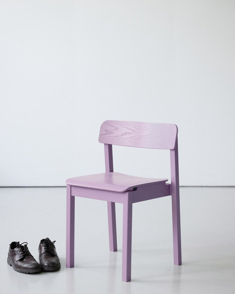 เก้าอี้ไม้ดีไซน์เรียบง่ายจาก MOEBE สตูดิโอออกแบบจากโคเปนเฮเกน ผลิตจากไม้โอ๊กแท้ ได้แรงบันดาลใจจากแนวคิด “น้อยแต่มีความหมาย” ออกแบบให้ใช้งานได้จริง กลมกลืนกับทุกพื้นที่ และอยู่ได้นาน เหมาะกับสไตล์บ้านแบบนอร์ดิกและสแกนดิเนเวีย — เฟอร์นิเจอร์ที่สะท้อนแนวคิดของ Old Pine Trees เรื่องความงามจากความเรียบง่ายและการออกแบบที่ยั่งยืน