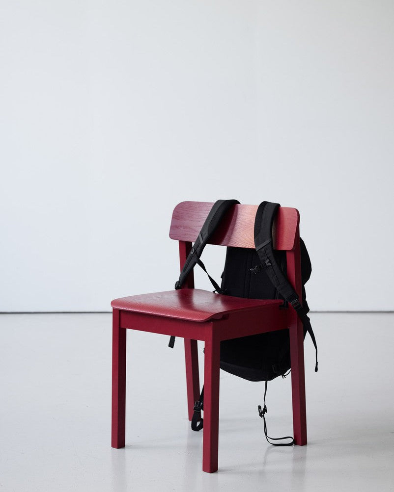 เก้าอี้ไม้ดีไซน์เรียบง่ายจาก MOEBE สตูดิโอออกแบบจากโคเปนเฮเกน ผลิตจากไม้โอ๊กแท้ ได้แรงบันดาลใจจากแนวคิด “น้อยแต่มีความหมาย” ออกแบบให้ใช้งานได้จริง กลมกลืนกับทุกพื้นที่ และอยู่ได้นาน เหมาะกับสไตล์บ้านแบบนอร์ดิกและสแกนดิเนเวีย — เฟอร์นิเจอร์ที่สะท้อนแนวคิดของ Old Pine Trees เรื่องความงามจากความเรียบง่ายและการออกแบบที่ยั่งยืน