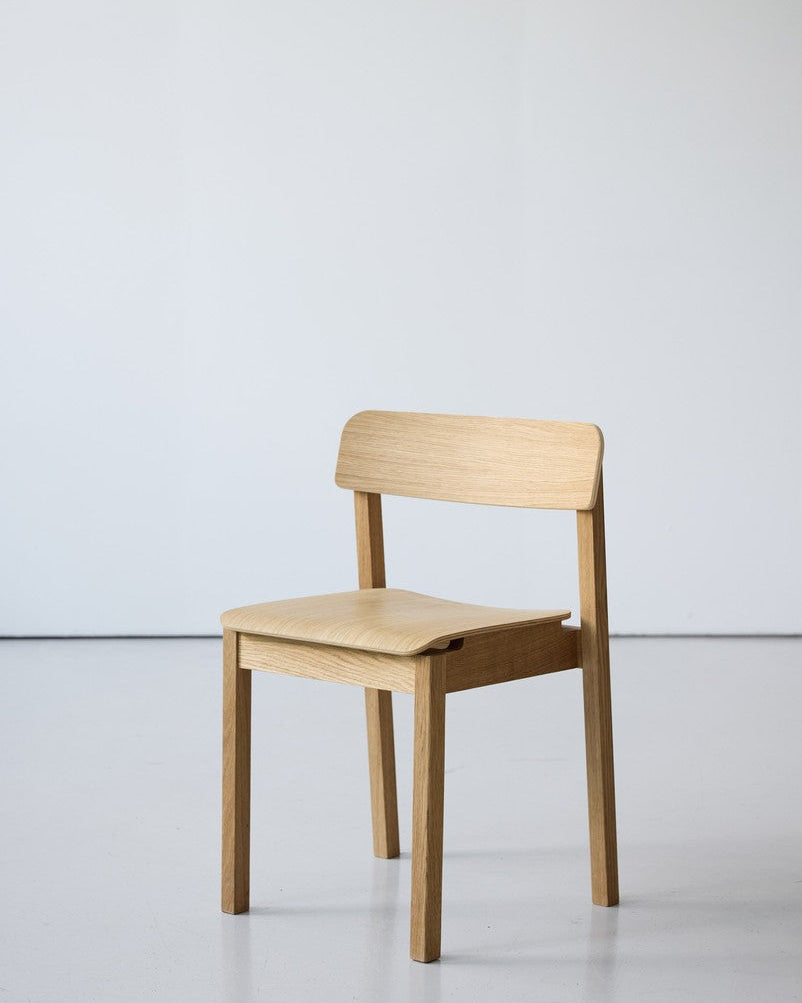 เก้าอี้ไม้ดีไซน์เรียบง่ายจาก MOEBE สตูดิโอออกแบบจากโคเปนเฮเกน ผลิตจากไม้โอ๊กแท้ ได้แรงบันดาลใจจากแนวคิด “น้อยแต่มีความหมาย” ออกแบบให้ใช้งานได้จริง กลมกลืนกับทุกพื้นที่ และอยู่ได้นาน เหมาะกับสไตล์บ้านแบบนอร์ดิกและสแกนดิเนเวีย — เฟอร์นิเจอร์ที่สะท้อนแนวคิดของ Old Pine Trees เรื่องความงามจากความเรียบง่ายและการออกแบบที่ยั่งยืน