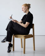 เก้าอี้ไม้ดีไซน์เรียบง่ายจาก MOEBE สตูดิโอออกแบบจากโคเปนเฮเกน ผลิตจากไม้โอ๊กแท้ ได้แรงบันดาลใจจากแนวคิด “น้อยแต่มีความหมาย” ออกแบบให้ใช้งานได้จริง กลมกลืนกับทุกพื้นที่ และอยู่ได้นาน เหมาะกับสไตล์บ้านแบบนอร์ดิกและสแกนดิเนเวีย — เฟอร์นิเจอร์ที่สะท้อนแนวคิดของ Old Pine Trees เรื่องความงามจากความเรียบง่ายและการออกแบบที่ยั่งยืน